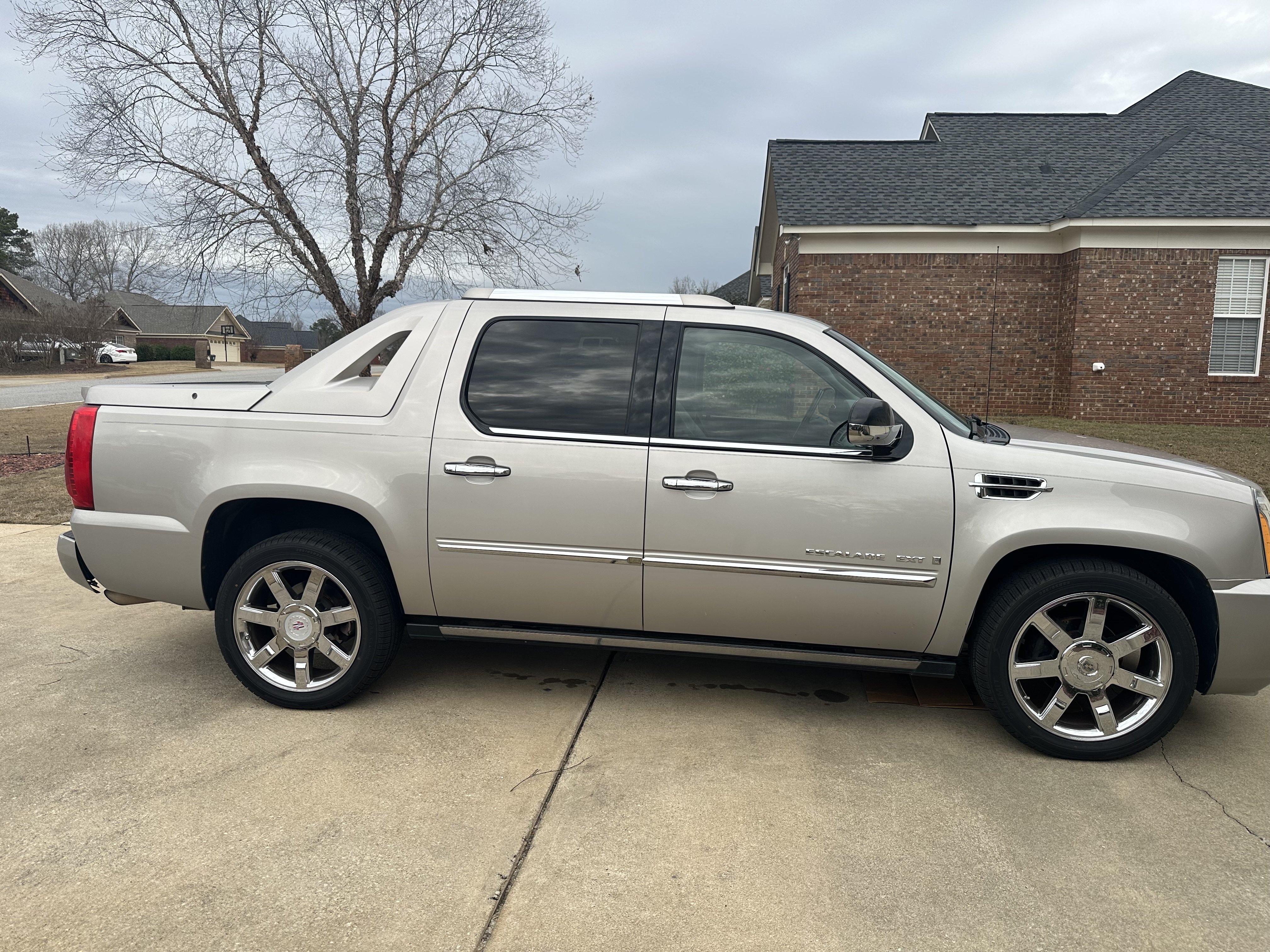 Used 2007 Cadillac Escalade EXT w/ Information Package AWD/4WD image 1