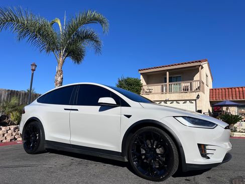 Used 2018 Tesla Model X 75D image 2