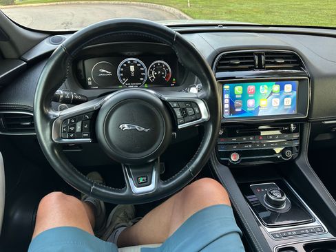 Used 2018 Jaguar F-PACE R-Sport image 12