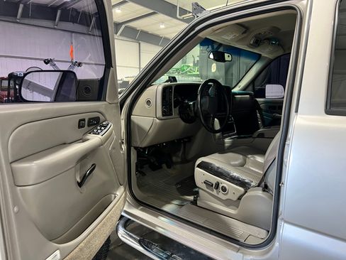 Used 2005 Chevrolet Silverado 2500 LT w/ Heavy-Duty Power Package image 12