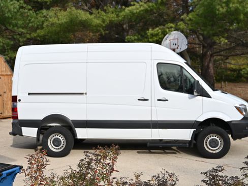 Used 2018 Freightliner Sprinter 2500 image 2