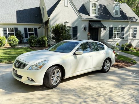 Used 2011 INFINITI G37 Journey w/ Premium Pkg image 1
