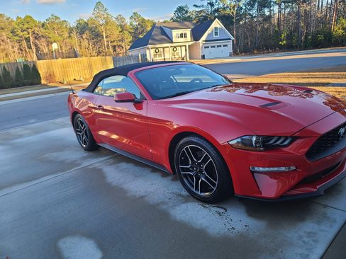 Used 2020 Ford Mustang Premium image 3