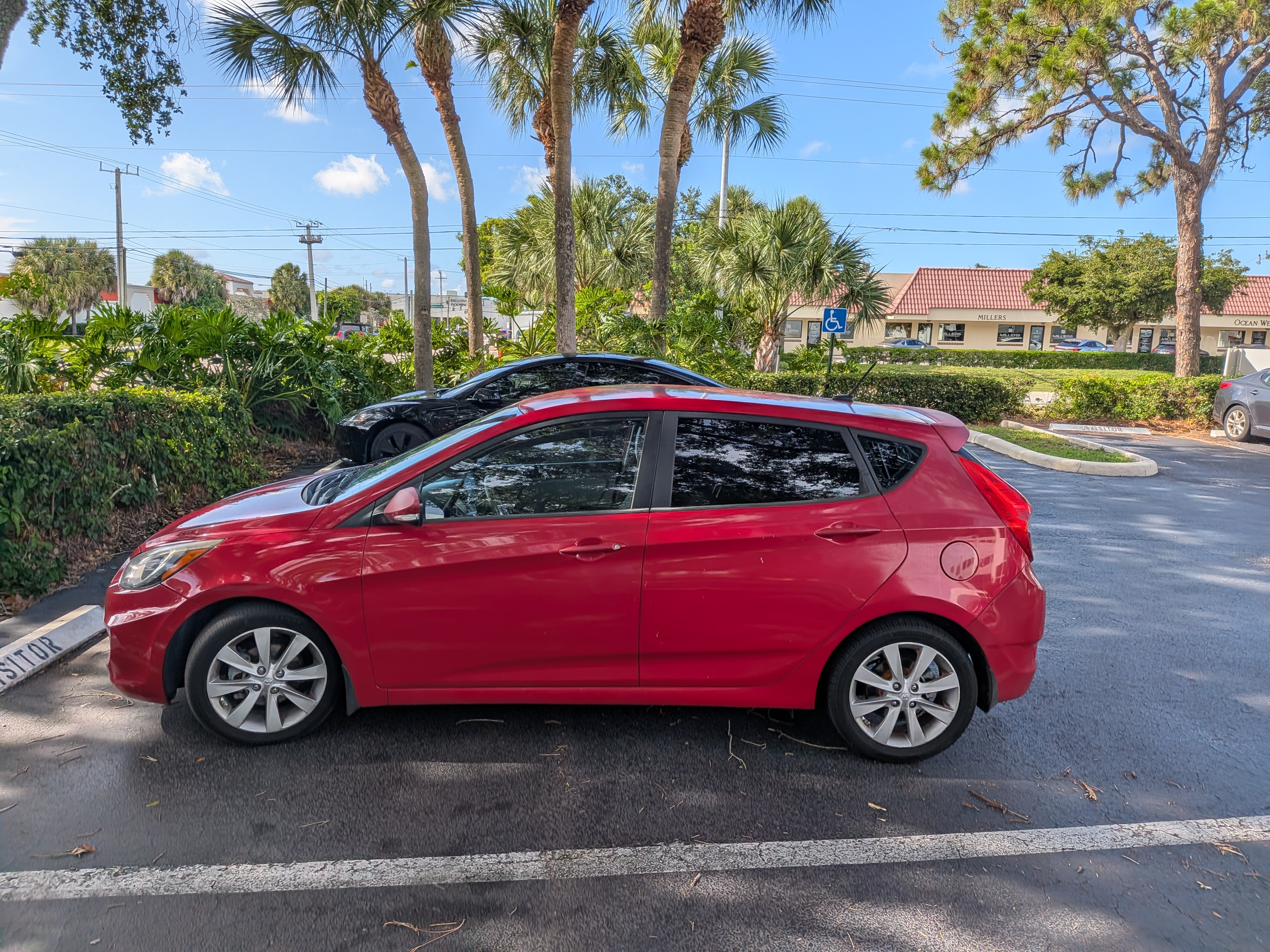 Used 2013 Hyundai Accent SE FWD image 1
