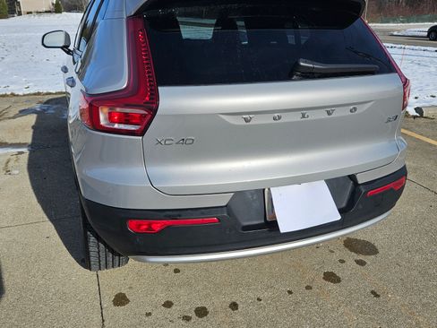 Used 2025 Volvo XC40 B5 Plus image 5