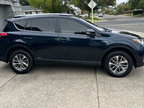 Used 2018 Toyota RAV4 LE AWD/4WD image 9