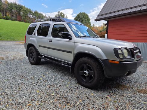 Used 2004 Nissan Xterra XE image 2
