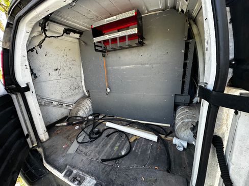 Used 2011 Chevrolet Express 2500 image 9