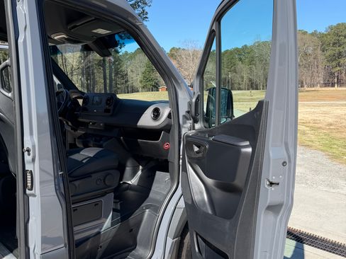Used 2022 Mercedes-Benz Sprinter 2500 image 16