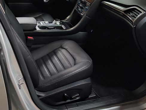 Used 2017 Ford Fusion SE w/ Fusion SE Technology Package image 12