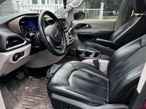 Used 2018 Chrysler Pacifica Touring-L FWD image 8