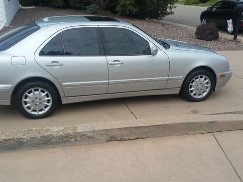 Used 2001 Mercedes-Benz E 320 4MATIC Sedan image 2