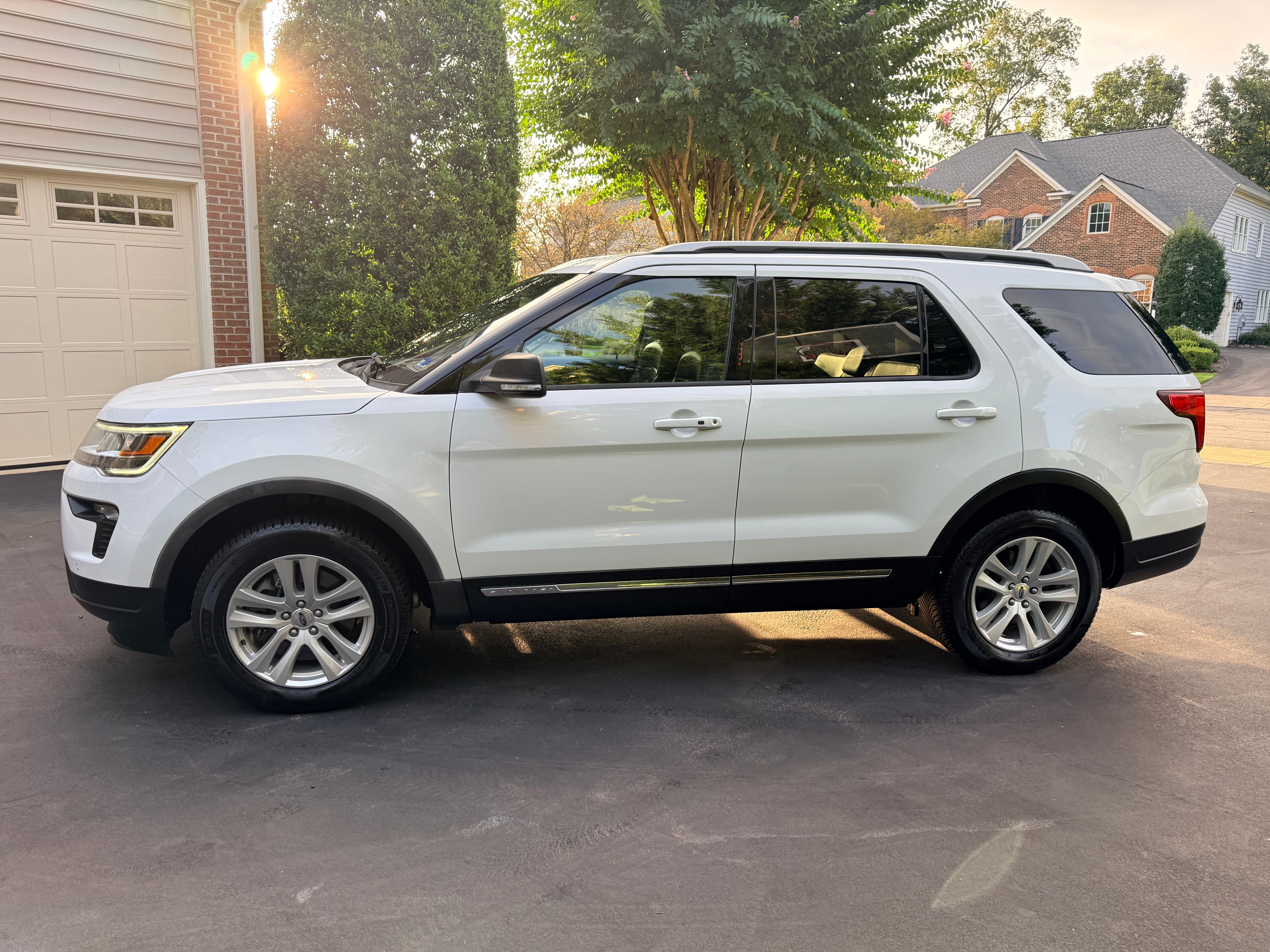 Used 2019 Ford Explorer XLT w/ Equipment Group 202A AWD/4WD image 5