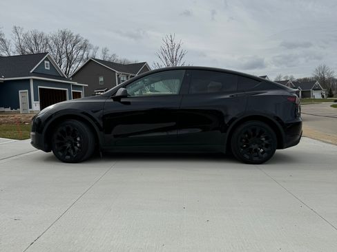 Used 2023 Tesla Model Y Long Range AWD/4WD image 1