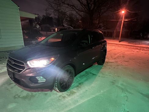 Used 2017 Ford Escape SE w/ Equipment Group 201A image 2