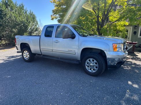 Used 2013 GMC Sierra 2500 SLT w/ SLT Convenience Package AWD/4WD image 4