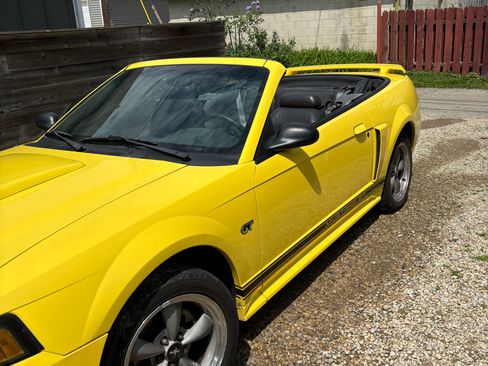 Used 2001 Ford Mustang GT RWD image 2