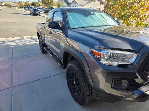 Used 2020 Toyota Tacoma SR image 10