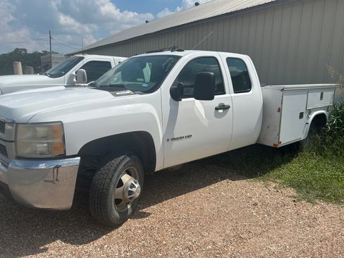 Used 2009 Chevrolet Silverado 3500 W/T image 2