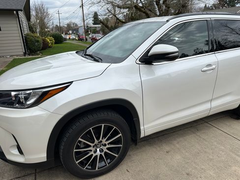 Used 2018 Toyota Highlander SE image 12