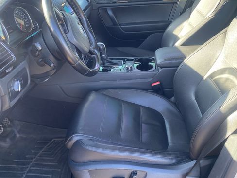 Used 2014 Volkswagen Touareg Sport image 8