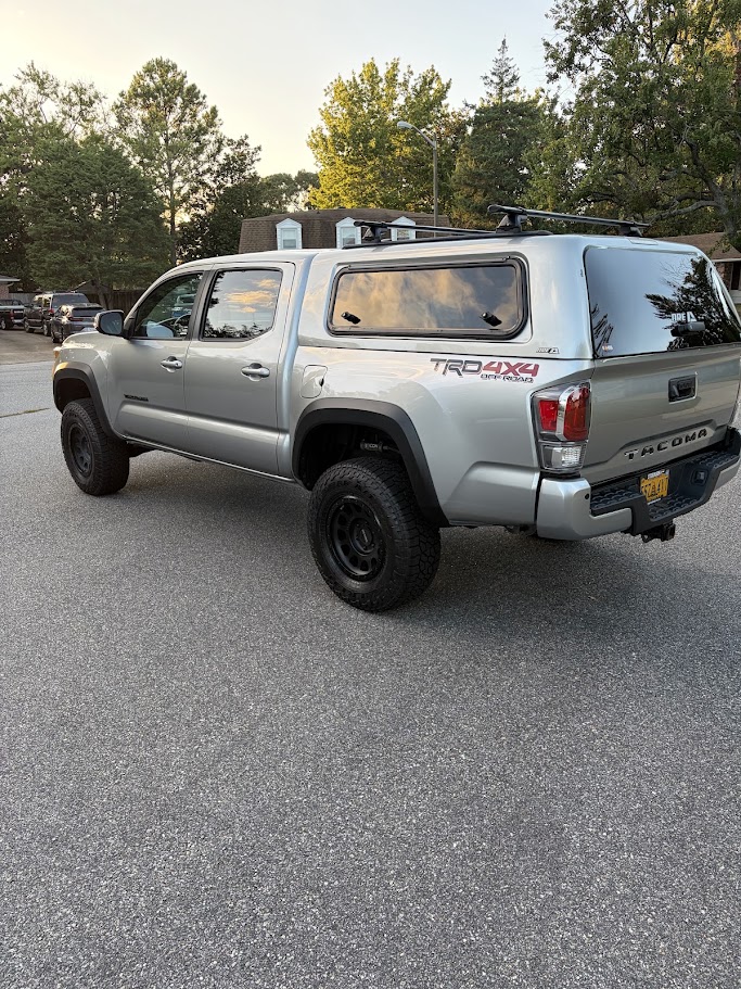 Used 2022 Toyota Tacoma TRD Off-Road w/ TRD Premium Off Road Package AWD/4WD image 4
