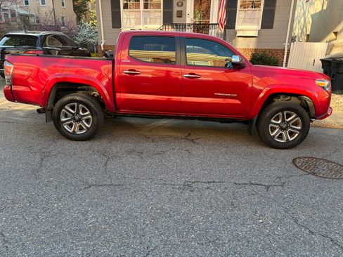 Used 2016 Toyota Tacoma Limited w/ Towing Package AWD/4WD image 4