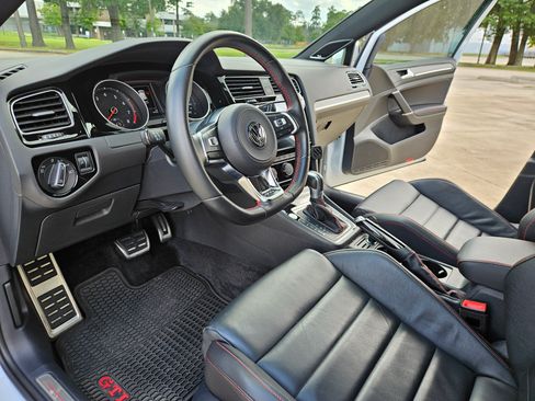 Used 2019 Volkswagen GTI SE w/ SE Experience Package image 11
