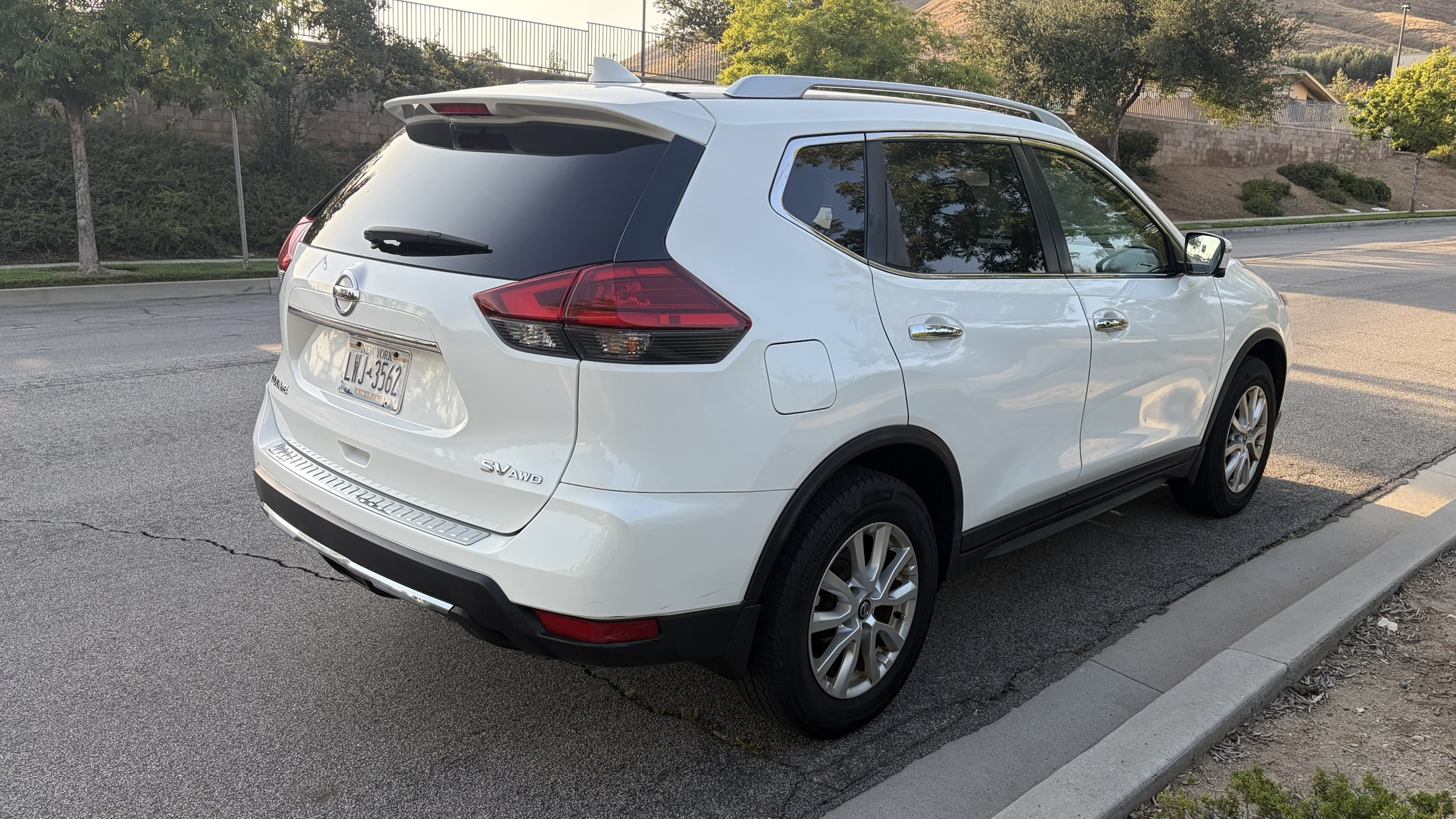 Used 2017 Nissan Rogue SV w/ SV Premium Package AWD/4WD image 9