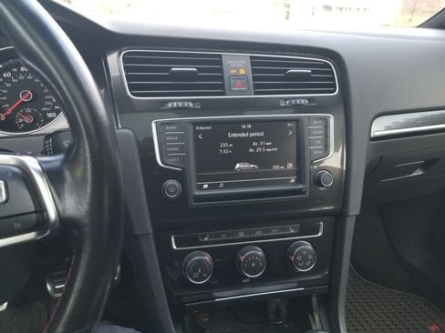 Used 2017 Volkswagen GTI SE image 18