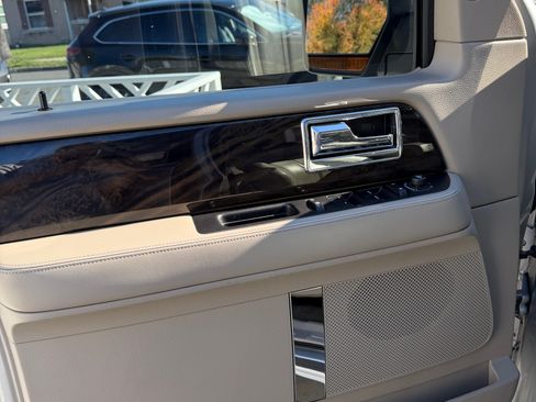 Used 2016 Lincoln Navigator Select image 23