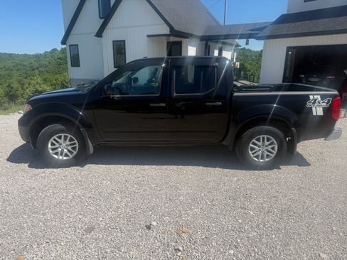 Used 2015 Nissan Frontier SV AWD/4WD image 2