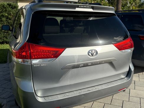 Used 2011 Toyota Sienna XLE FWD image 5
