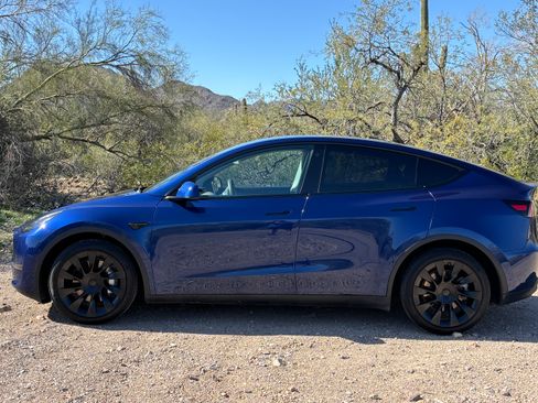 Used 2022 Tesla Model Y Long Range image 1