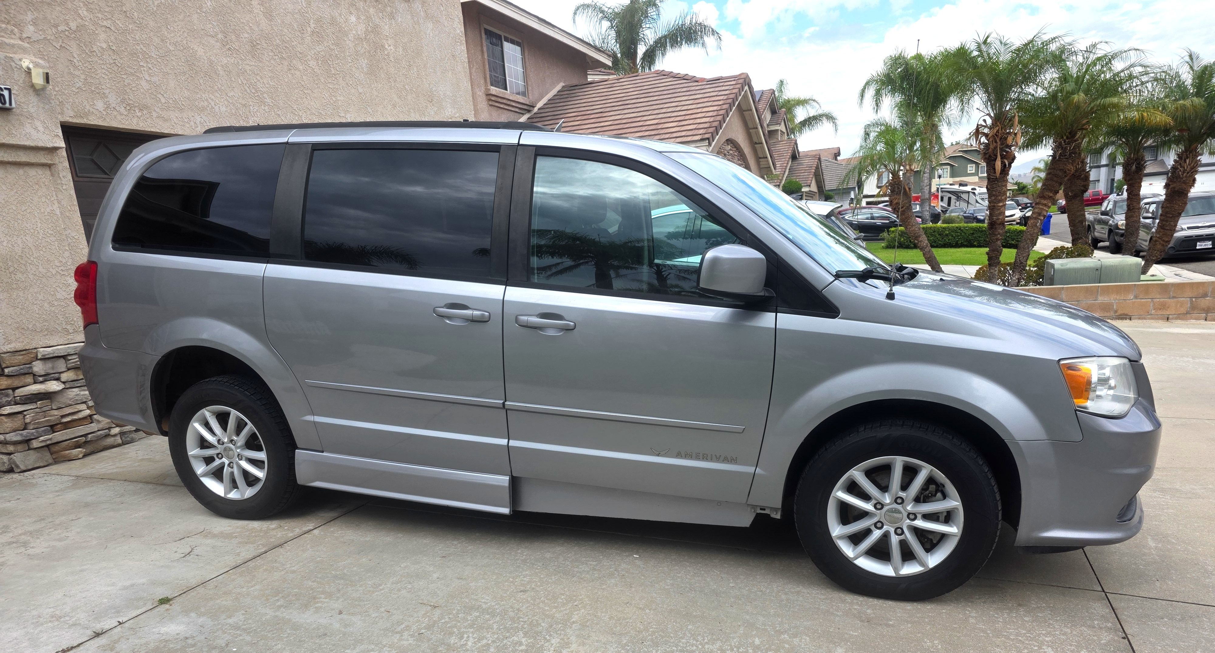 Used 2015 Dodge Grand Caravan SXT w/ UConnect Hands-Free Group FWD image 4