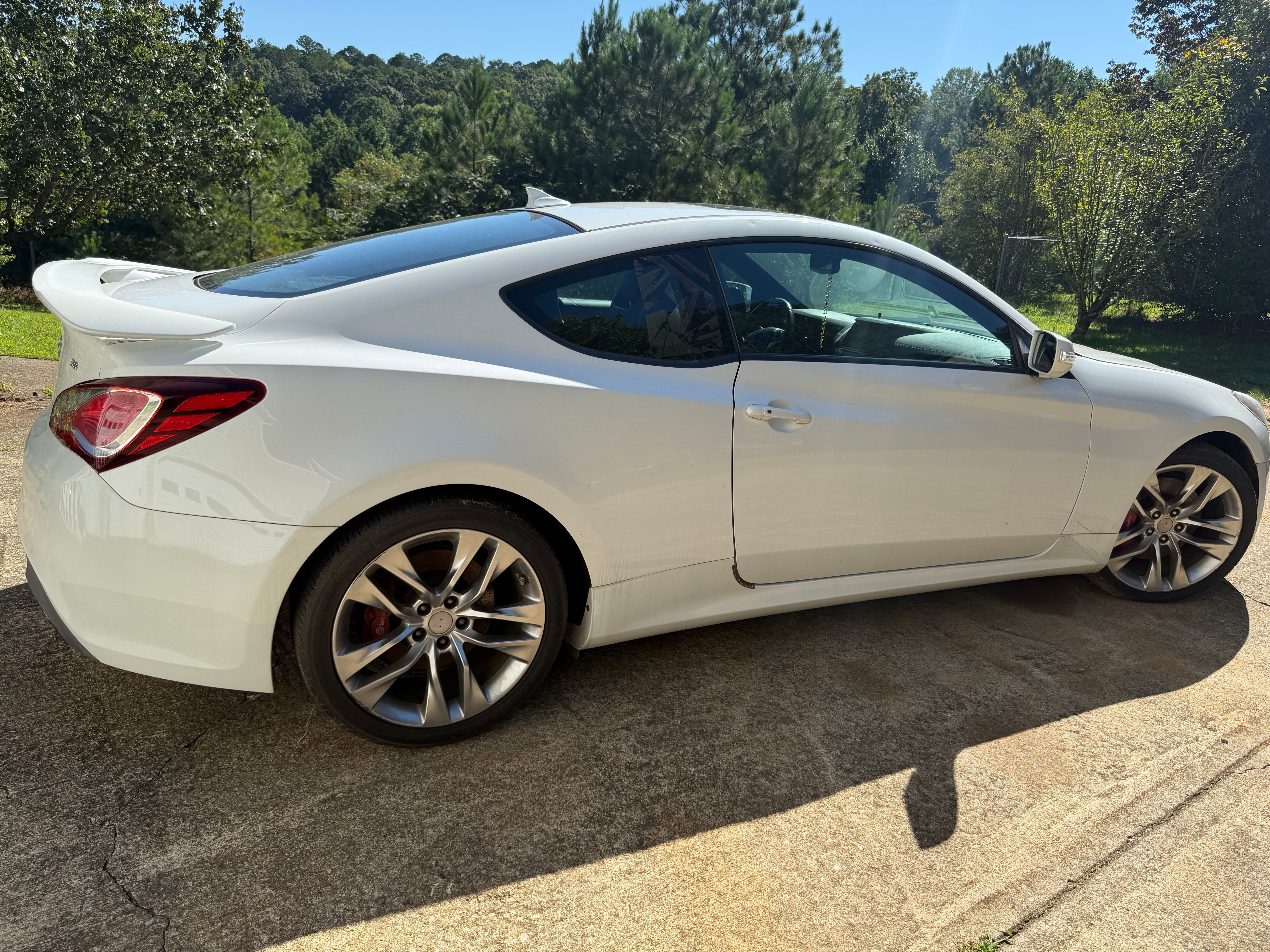 Used 2013 Hyundai Genesis 3.8 RWD image 4