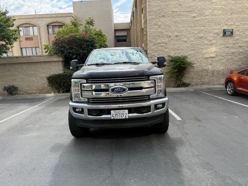 Used 2017 Ford F250 Lariat w/ Lariat Value Package AWD/4WD image 2