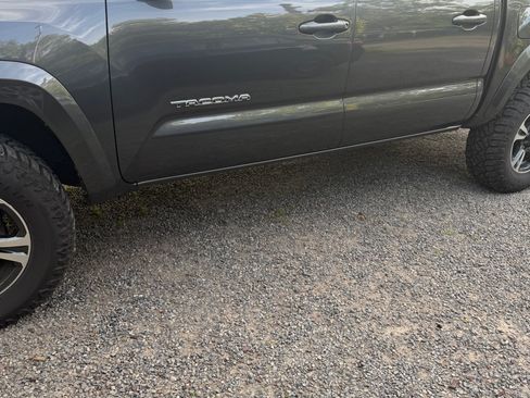 Used 2017 Toyota Tacoma TRD Sport RWD image 4