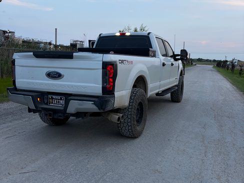 Used 2017 Ford F250 XL w/ Power Equipment Group AWD/4WD image 4