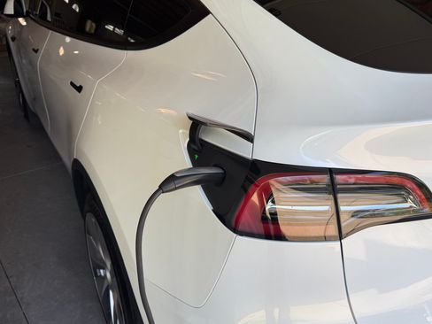 Used 2021 Tesla Model Y Long Range image 14