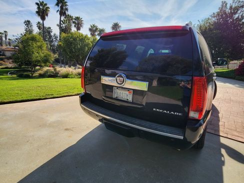 Used 2009 Cadillac Escalade AWD image 4