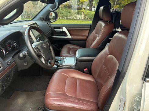 Used 2016 Toyota Land Cruiser image 11
