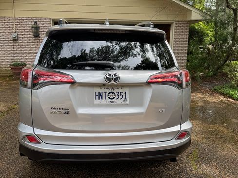 Used 2017 Toyota RAV4 LE FWD image 5