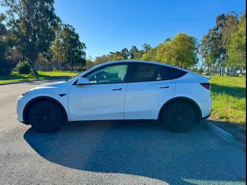 Used 2024 Tesla Model Y Long Range image 4