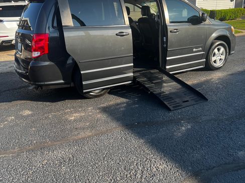 Used 2011 Dodge Grand Caravan Mainstreet w/ PWR Convenience Group image 1