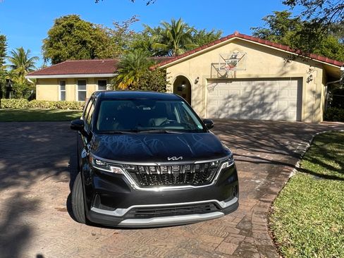 Used 2023 Kia Carnival LX image 2