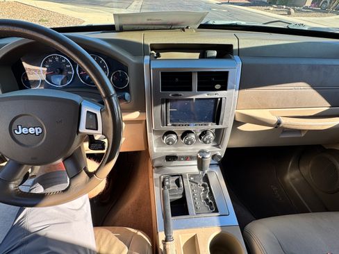 Used 2009 Jeep Liberty Limited w/ Premium Group II image 2