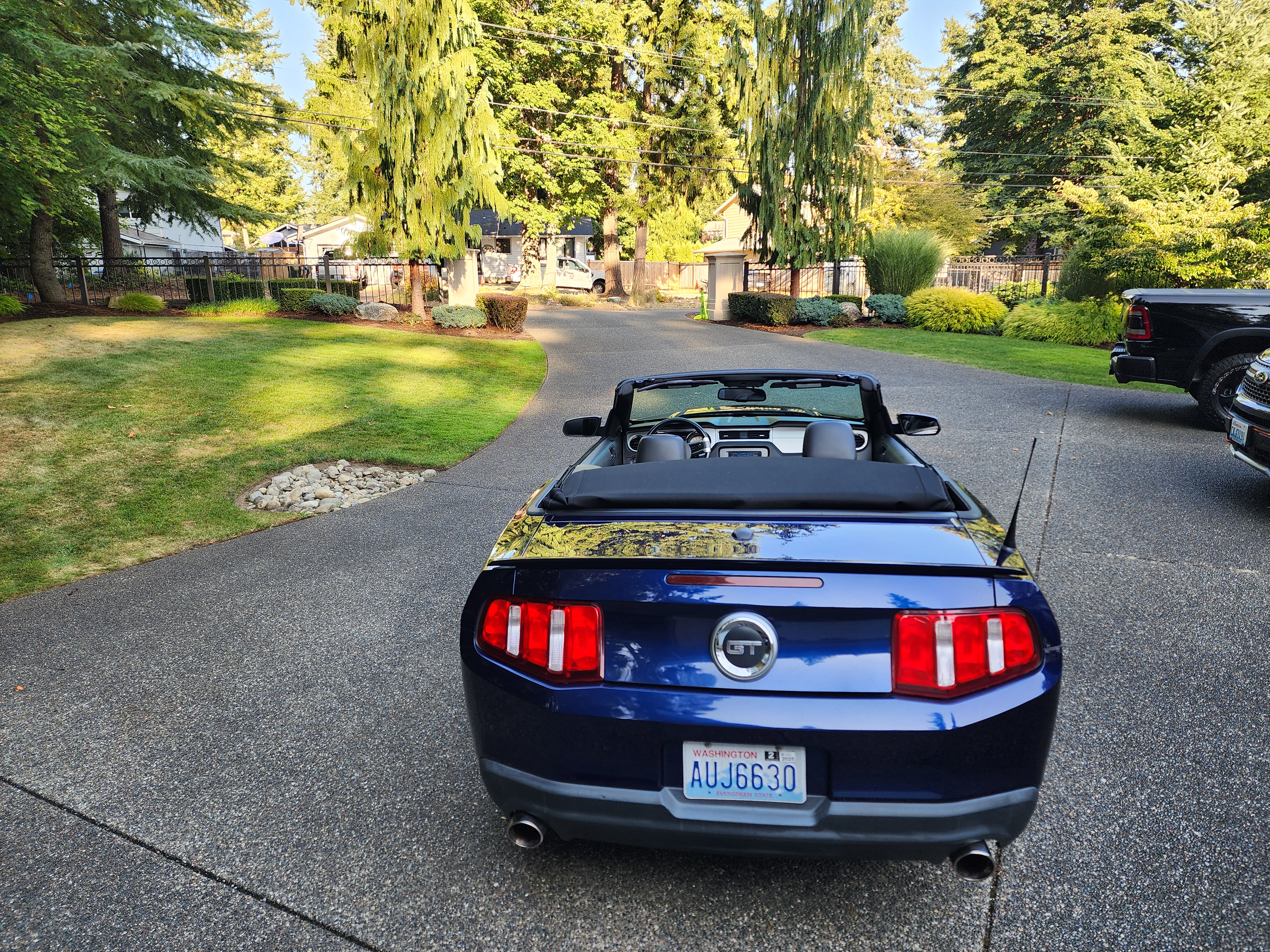 Used 2010 Ford Mustang GT RWD image 12