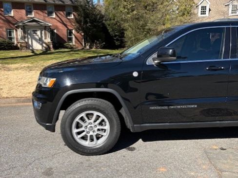 Used 2019 Jeep Grand Cherokee Laredo image 2