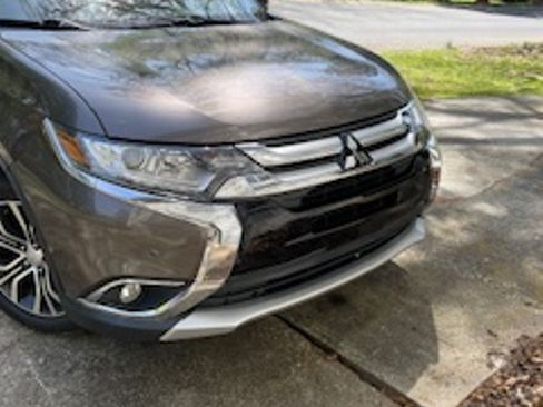 Used 2017 Mitsubishi Outlander SEL image 2